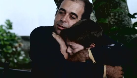 Os protagonistas do filme "Adeus, Pai", pai e filho, abraçam-se de forma comovente.